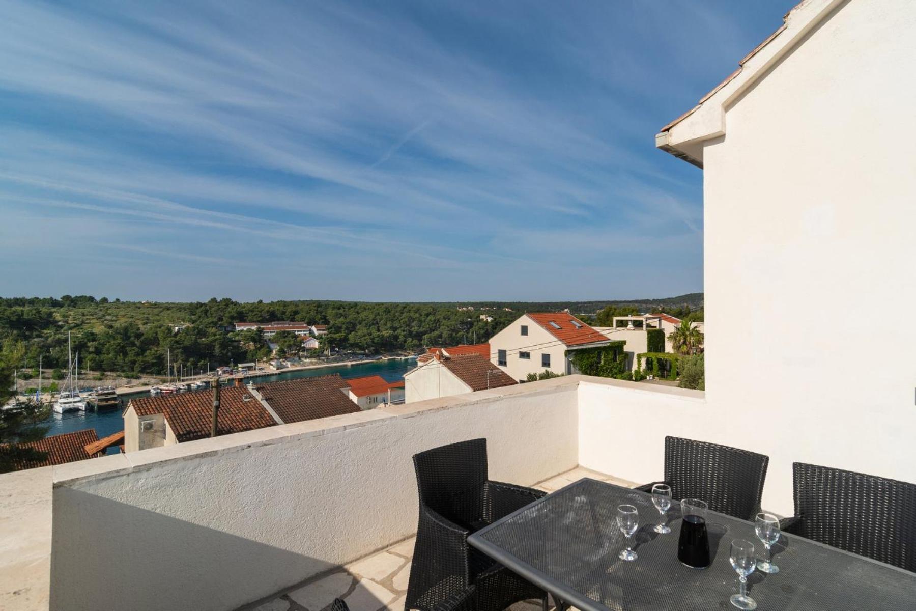 Sea-Views Brazza Apartments With Private Pool Milna  Eksteriør billede