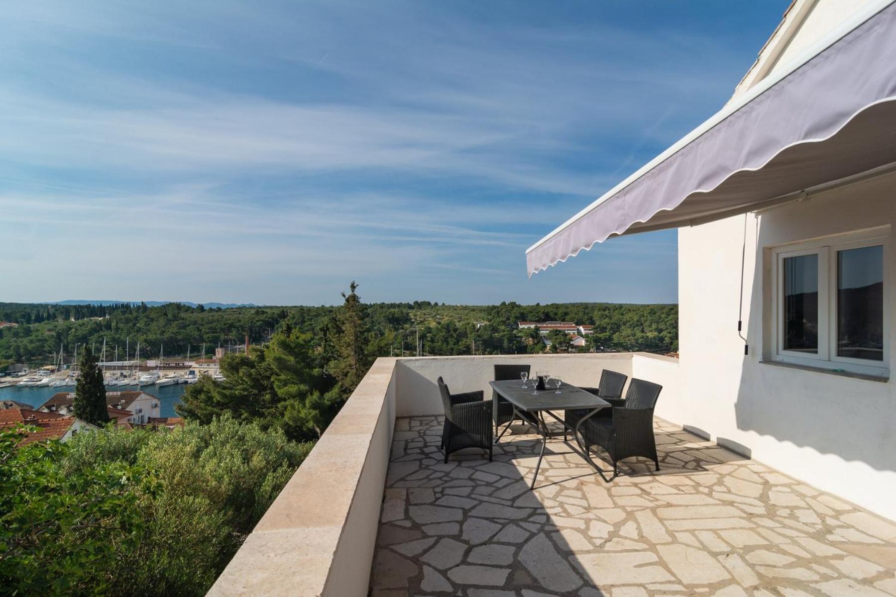 Sea-Views Brazza Apartments With Private Pool Milna  Eksteriør billede