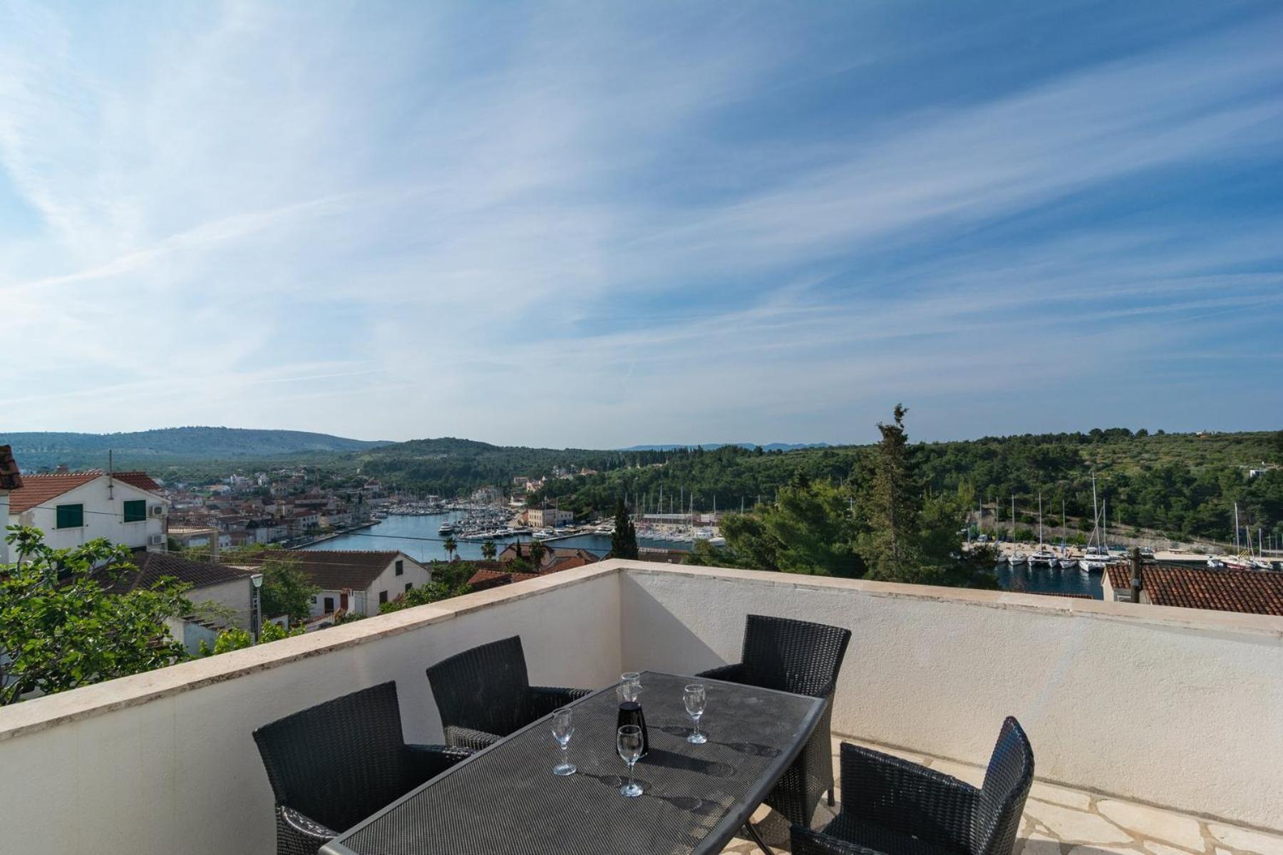 Sea-Views Brazza Apartments With Private Pool Milna  Eksteriør billede