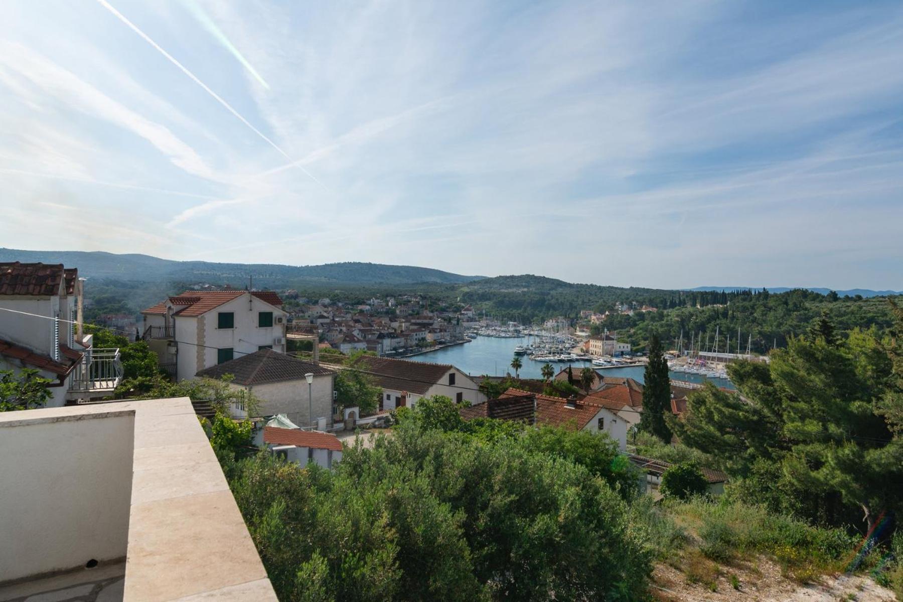 Sea-Views Brazza Apartments With Private Pool Milna  Eksteriør billede