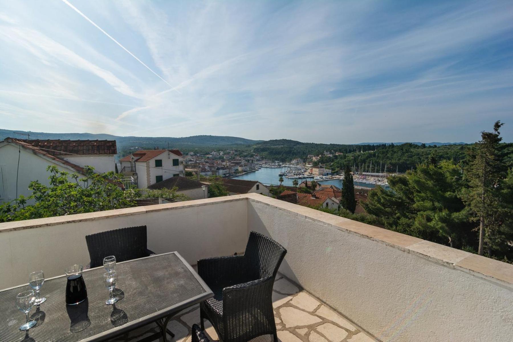 Sea-Views Brazza Apartments With Private Pool Milna  Eksteriør billede