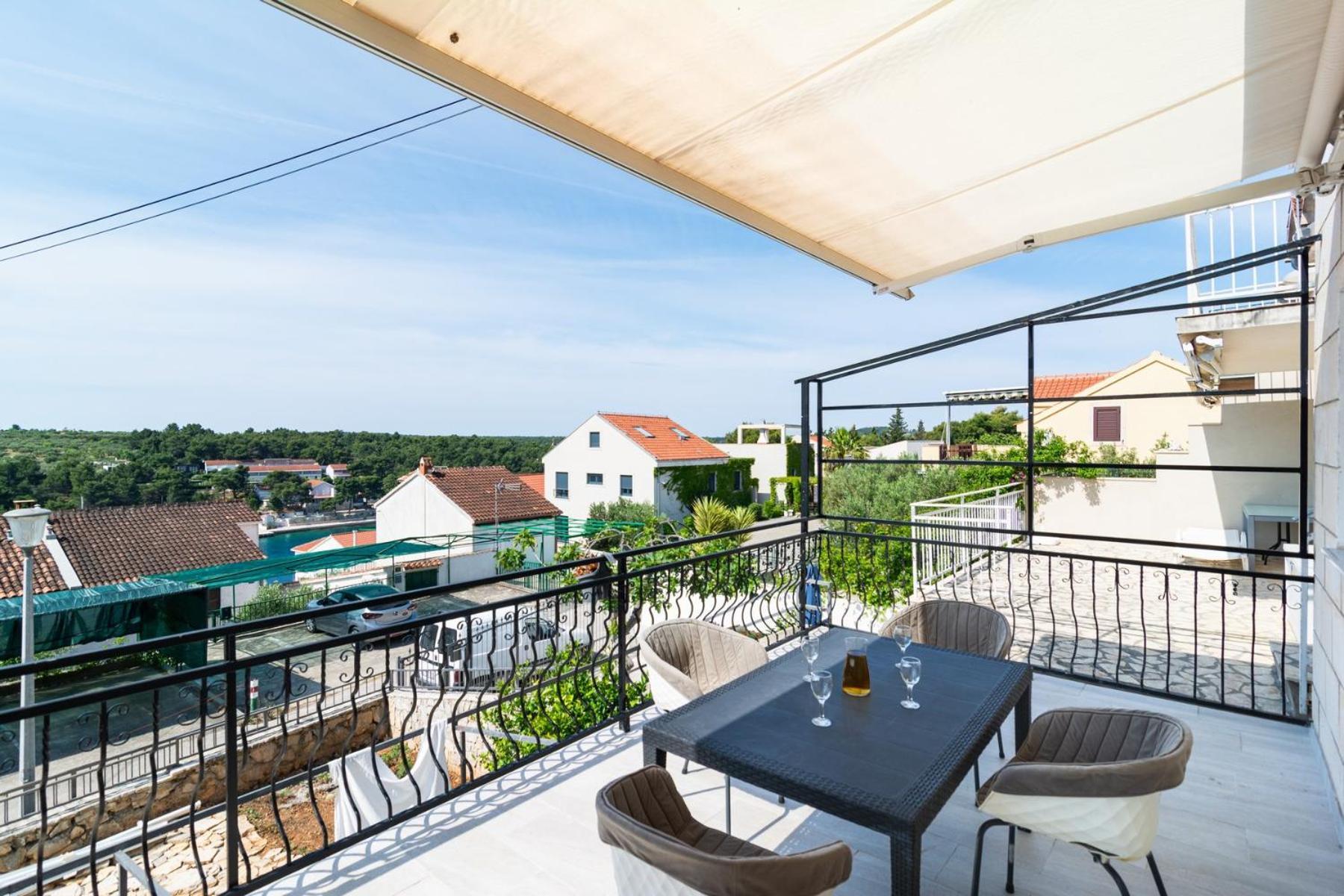 Sea-Views Brazza Apartments With Private Pool Milna  Eksteriør billede